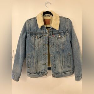 EUC Levi's Cream Sherpa Lined Denim Jacket - Size S